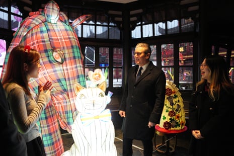 Keir Starmer speaking with two student designers from Shanghai International College of Fashion and Innovation at Yuyuan Garden