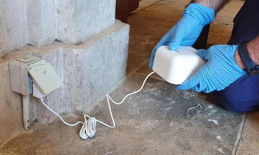 National Heritage has installed two ultrasonic wave emitting devices with a range of 500 meters in order to deal with the presence of pigeons in the gallery where Rafael’s tapestries are exposed.