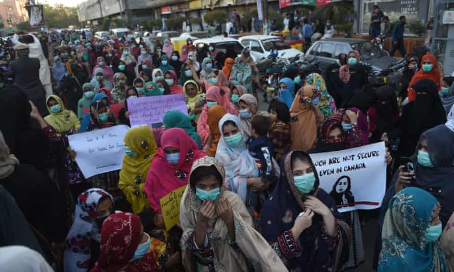 معترضان پس از کشته شدن کریم بلوچ ، فعال حقوق بشر در کانادا ، در تظاهراتی در 24 دسامبر در کراچی ، پاکستان شرکت می کنند.