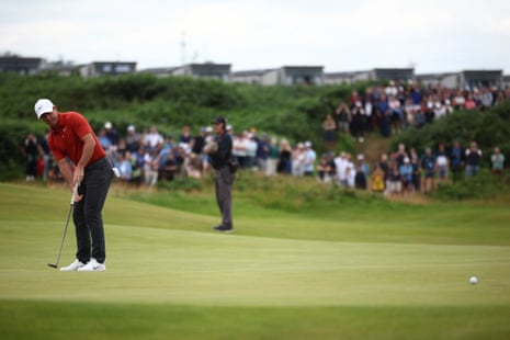 Rory McIlroy makes his second birdie of the day on the 2nd hole.