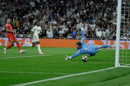 Vinícius beats Anatoliy Trubin.