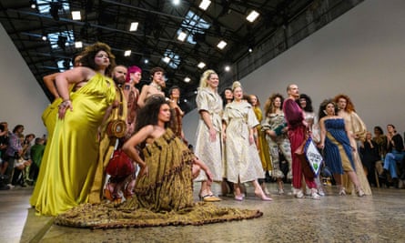 Des mannequins présentent des créations sur la piste lors du défilé de mode Nicol & Ford lors de la Fashion Week australienne 2022 à Sydney, Australie, le 12 mai 2022.