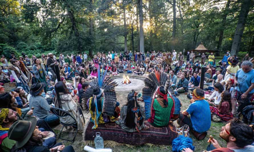 Sesión de hogueras en el Festival de Medicina de Berkshire, Reino Unido.