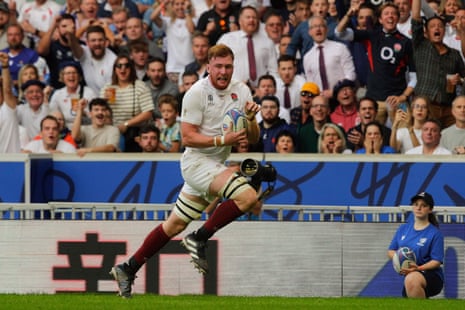 England’s Ollie Chessum runs to score a try against Samoa.