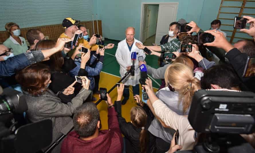 Deputy Chief of Emergency Medical Care at Hospital Number One Anatoly Kalinichenko talks to reporters about Navalny's condition.