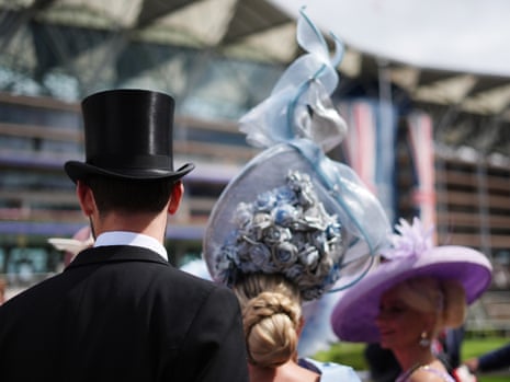 Racegoers connected time 5 of Royal Ascot.
