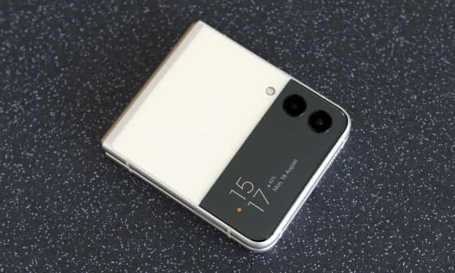 Galaxy Z Flip 3 Review Samsung S Cheaper Better Hi Tech Flip Phone Samsung The Guardian Galaxy Z Flip 3 Review Samsung S Cheaper Better Hi Tech Flip Phone Samsung The Guardian