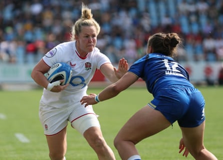 England's Marlie Packer takes on Italy's Sara Mannini