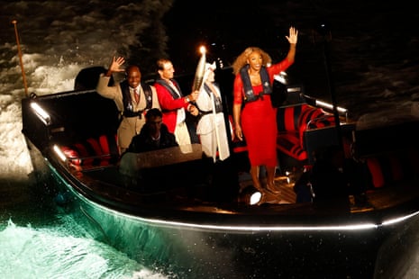 कार्ल लुइस, राफाएल नाडाल, नाडिया कोमानेची, र सेरेना विलियम्स सेइन नदी沿 ज्वाला बोकिरहेका छन्। फोटोग्राफ: योआन वलात/EPA