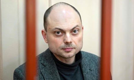 Vladimir Kara-Murza inside a defendants' cage during a hearing at the Basmanny court in Moscow in October 2022