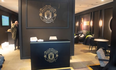 Une vue à l'intérieur du salon Manchester United à Davos.