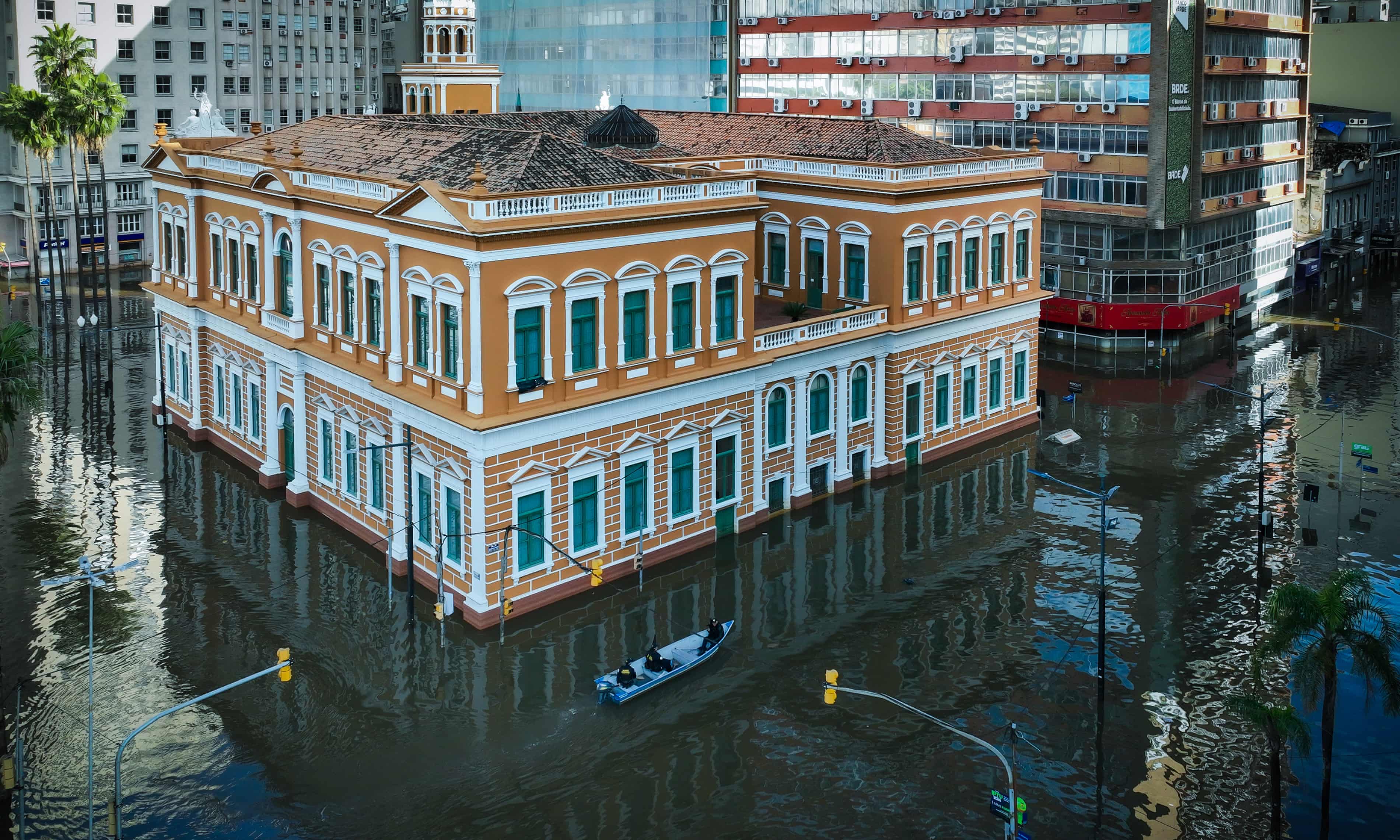 Brazil counts cost of worst-ever floods with little hope of waters receding soon (theguardian.com)