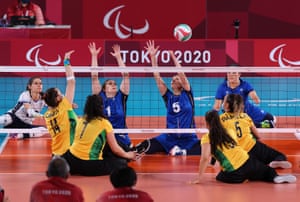 Il Brasile si scontra con l'Italia nella competizione di pallavolo.