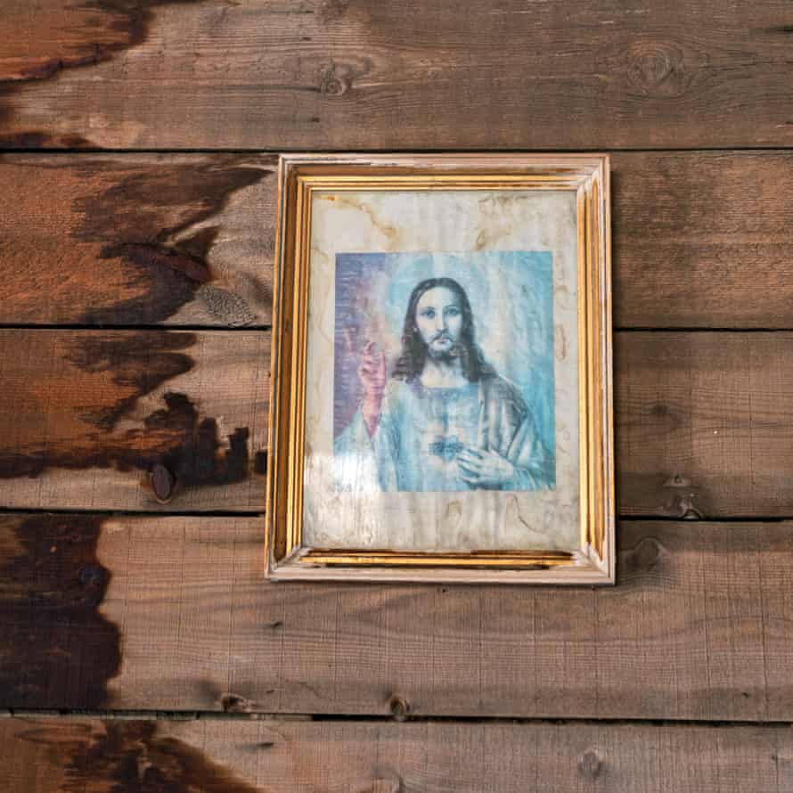 Une image de Jésus-Christ accrochée au mur de l'église dans un décor de film Western Leone