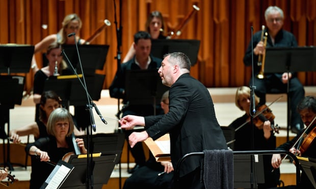 Thomas Adès conducts Britten Sinfonia.