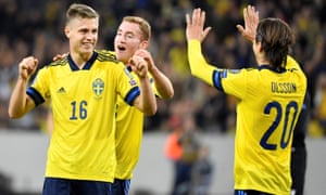 Mattias Svanberg de Suecia celebra su gol contra las Islas Feroe con Dejan Kulusevski y Kristoffer Olsson