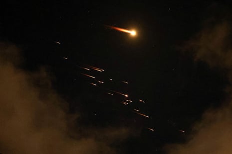 रात के आकाश में रॉकेट आग का निशान।