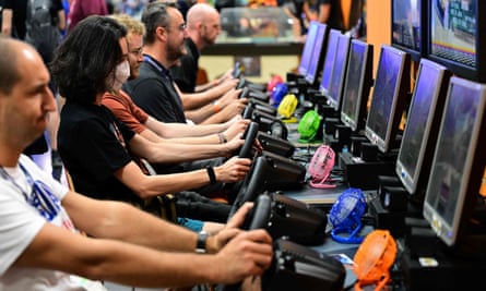 Visitantes jogam na Gamescom em Colônia, Alemanha, em agosto de 2022.