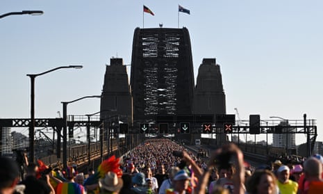 La gente marcha por el puente del puerto de Sídney por la igualdad como parte del festival WorldPride 2023.