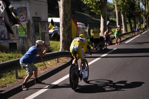 Stage 13 Pau - Pau, 27.2km
A fan cheers Julian Alaphilippe, wearing the overall leader’s yellow jersey during the individual time-trial in Pau