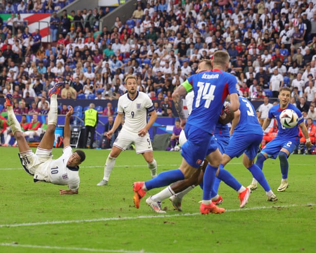Jude Bellingham em ação durante um jogo da Seleção Inglesa.