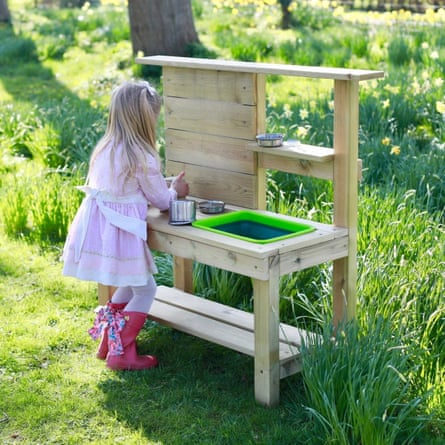 Children’s outdoor mud kitchen