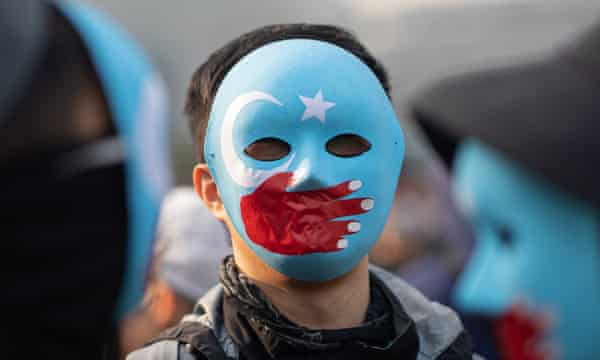 Una manifestazione pro-uigura a Hong Kong nel 2019.