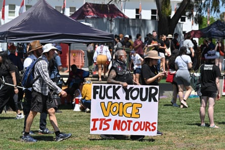'Nada que celebrar': las manifestaciones del Día de la Invasión atraen a miles, pero los participantes están divididos en cuanto a la voz 4 Manifestante marchando con un cartel que dice 'A la mierda tu voz, no es la nuestra'
