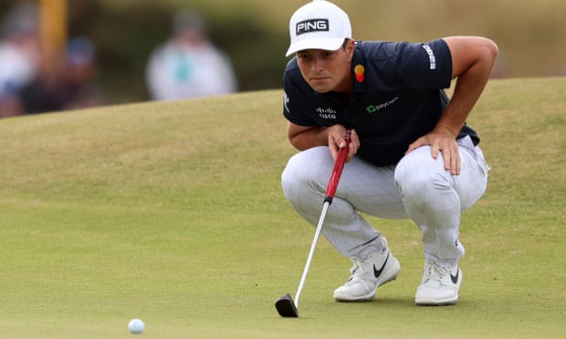Viktor Hovland weighs the putt at St Andrews.