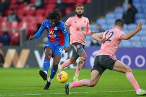 Crystal palace - sheffield united, efl ve daha fazlası - futbol saat saati - canlı! 5 crystal palace’ın i̇ngiliz orta saha oyuncusu eberechi eze (sol) takımının ikinci golünü atmak için şut atıyor.