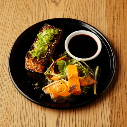 Tofu glacé nikiri du restaurant Mu avec salade wafu, daikon et carotte.