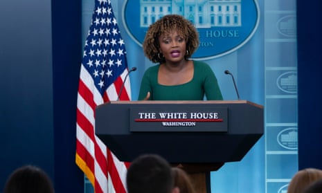 A secretária de imprensa da Casa Branca, Karine Jean-Pierre, na coletiva de imprensa na ala oeste, momentos atrás.