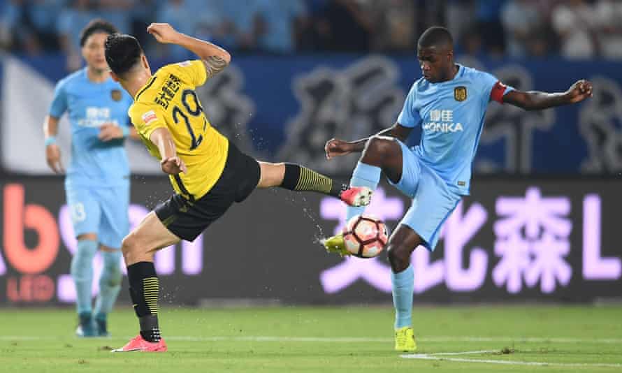 Ramires playing for Jiangsu Suning against Guangzhou Evergrande in 2017