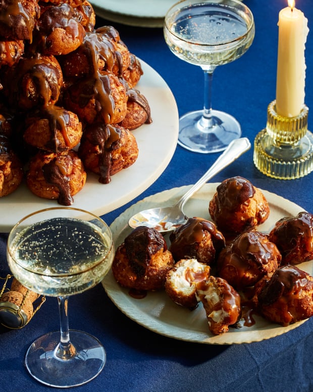 Torre de choux de café, caramelo y ron de Benjamina Ebuehi: receta espectacular para Navidad Torre de choux de café, caramelo y ron de Benjamina Ebuehi: receta espectacular para Navidad