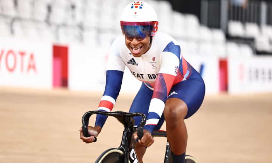 Kadeena Cox celebrates after winning time-trial gold at the Tokyo Paralympics