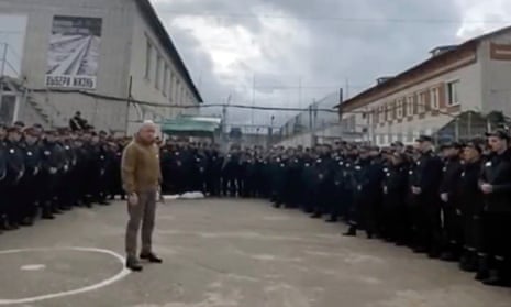 A man thought to be Yevgeny Prigozhin addressing inmates at a Russian prison