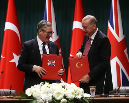 Keir Starmer and Recep Tayyip Erdoğan exchange copies of the agreement at the presidential complex in Ankara