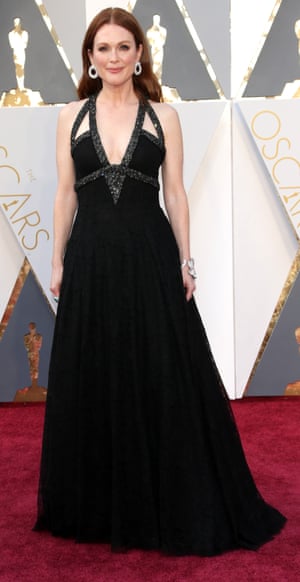 Julianne Moore has arrived in Chanel and giant Polo mint earrings which makes things a lot easier for the whole “get the Oscar look” industry which will be getting itself into gear in a couple of hours.