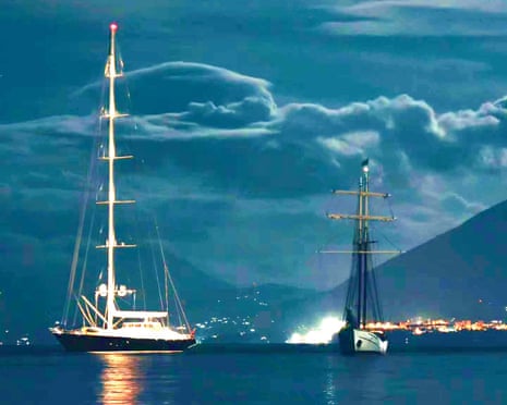 قایق مایک لینچ، بایزیان (چپ).