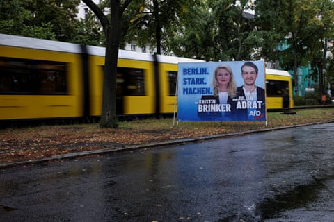 Poster me dy kandidatë me tren nga pas