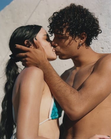 Beso playero, 2021 . a teenage boy and girl kiss