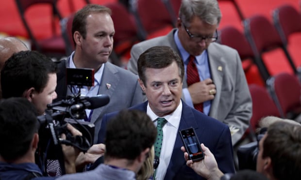 Paul Manafort is surrounded by reporters on the floor of the Republican National Convention in Cleveland. He was hired as campaign manager in part because of his experience at the 1976 Republican convention.