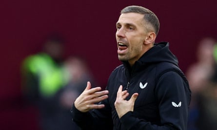 Wolves manager Gary O’Neil issues instructions.