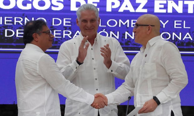Der kolumbianische Präsident Gustavo Petro (l.) schüttelt am 9. Juni dem Kommandanten der ELN, Antonio García, die Hand. Der kubanische Präsident Miguel Diaz Canel applaudiert. | Bildquelle: © | Bilder sind in der Regel urheberrechtlich geschützt
