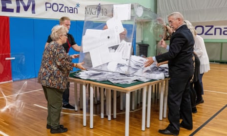 أعضاء اللجنة الانتخابية يفتحون صندوق الاقتراع في أحد مراكز الاقتراع للبدء في فرز الأصوات بعد إغلاق صناديق الاقتراع.