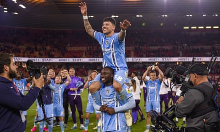 Fankaty Dabo, de Coventry City, soulève Gustavo Hamer sur ses épaules après avoir battu Middlesbrough