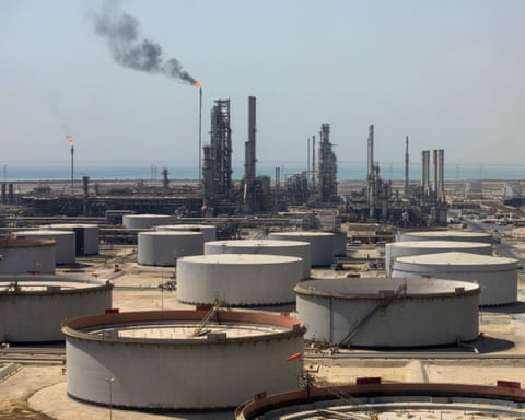 Tanques de armazenamento de petróleo bruto na refinaria e terminal de petróleo de Ras Tanura, da Saudi Aramco. De acordo com o relatório, a Saudi Aramco foi responsável por 1,7 bilhão de toneladas de CO2 em 2024.