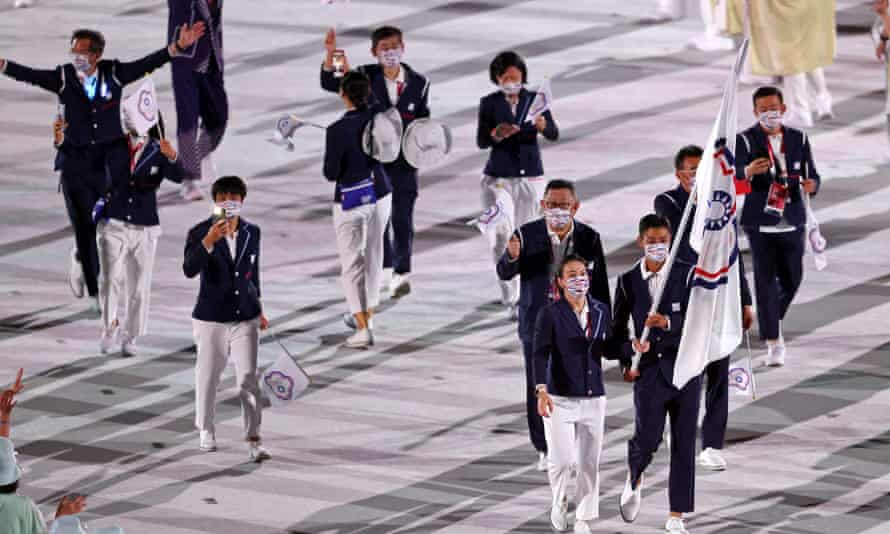 Nosiciele flag Hsing-Chun Kou Win-Hsun Lu z zespołu chińskiego Taipei podczas ceremonii otwarcia Igrzysk w Tokio