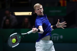 Kyle Edmund fires a forehand to Feliciano Lopez.
