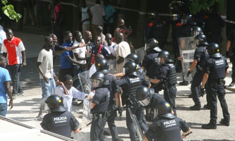 Migrants confronting police in Salou, south of Barcelona